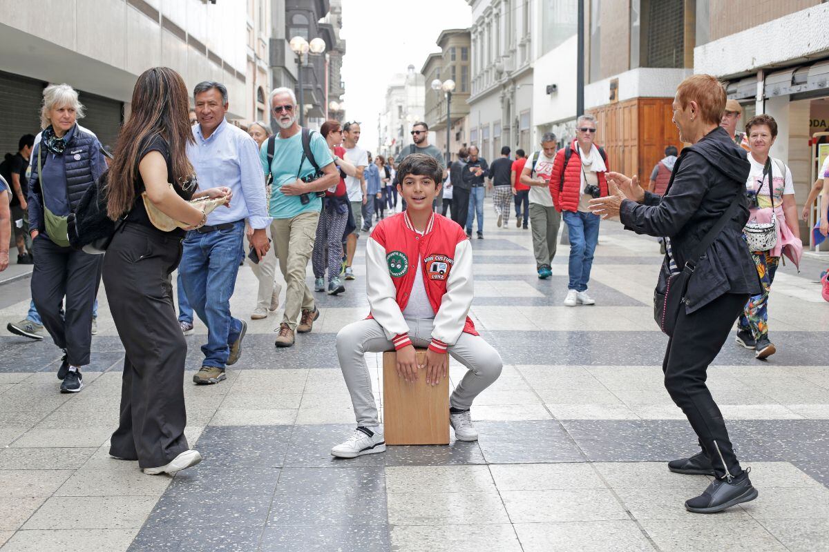 Facundo hizo bailar a los peatones del jirón de la Unión en el Cercado de Lima. Además, anunció que otro de sus temas será una fusión de cumbia y huayno. Foto: Trome.