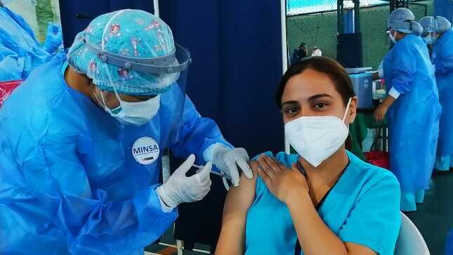 Personal de salud, que trabaja en primera línea, recibe su cuarta dosis (Foto: Minsa)