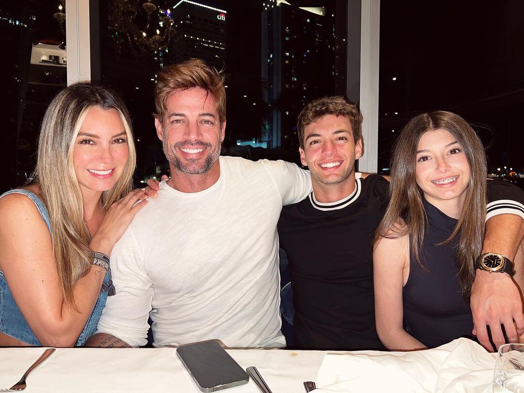 Elizabeth Gutiérrez con William Levy y sus hijos Christopher y Kailey (Foto: Elizabeth Gutiérrez / Instagram)