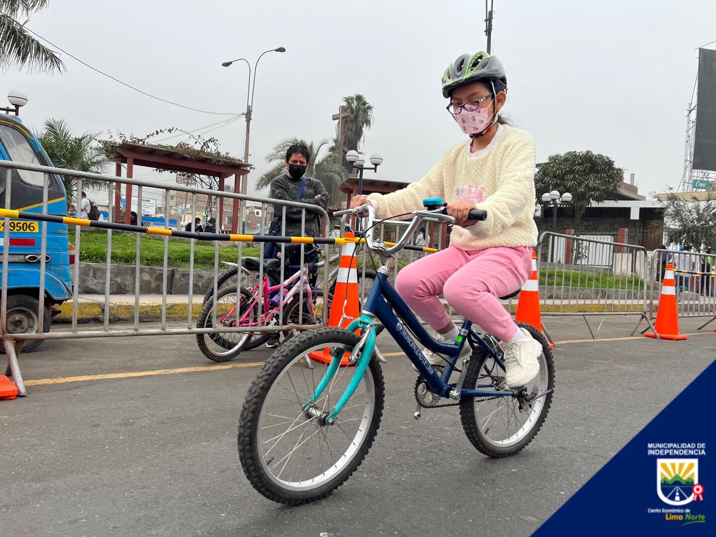 Niña aprendiendo a manejar bicicleta. (Foto: Municipalidad de Independencia)