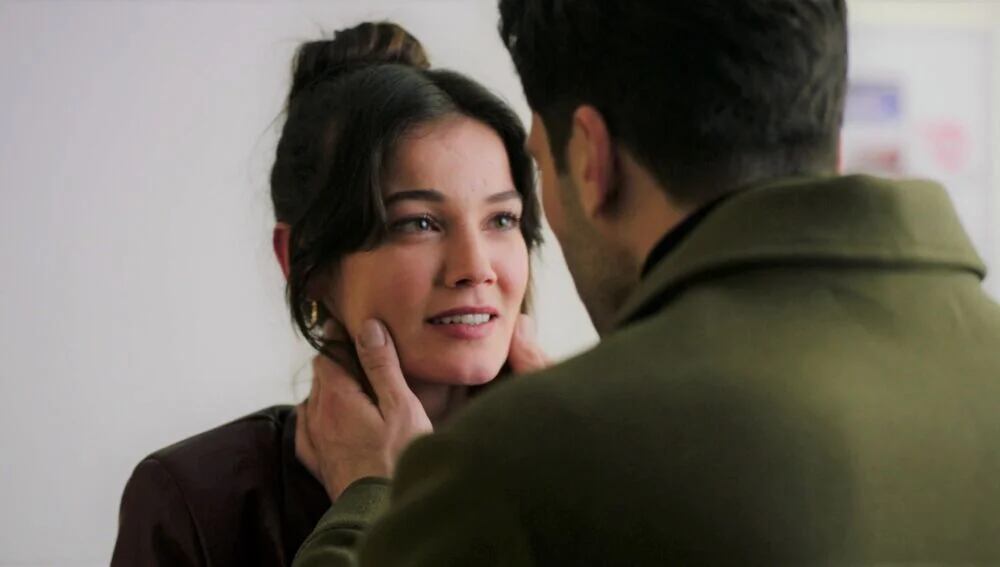 Ilgaz apoya a Ceylin en la telenovela turca "Secretos de familia" (Foto: Ay Yapım)