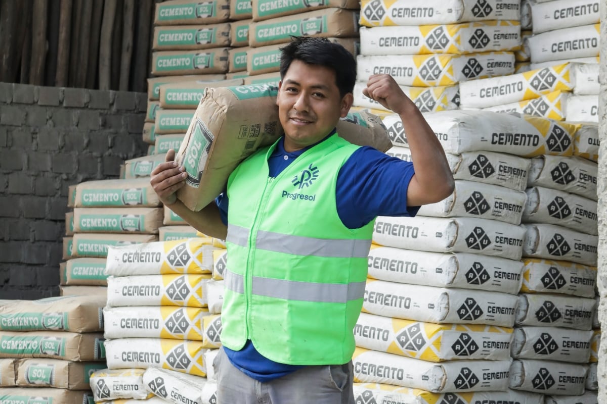Edson, junto a sus hermanos, lideran la ferretería fundó su padre hace 30 años. Foto: Lenin Tadeo.