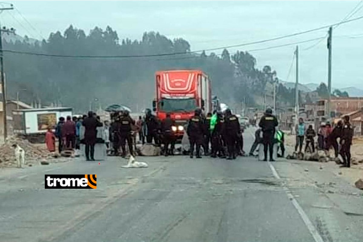 Cusco: pobladores bloquean vía y la Policía la libera rápidamente (FOTOS)
