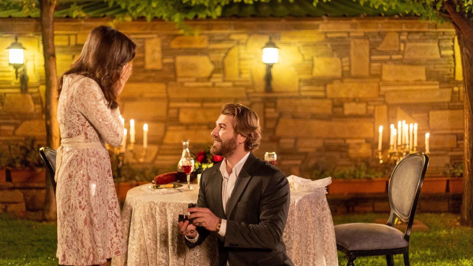 Fikret le pidió matrimonio a Zeynep (Foto: Tims & B Productions)