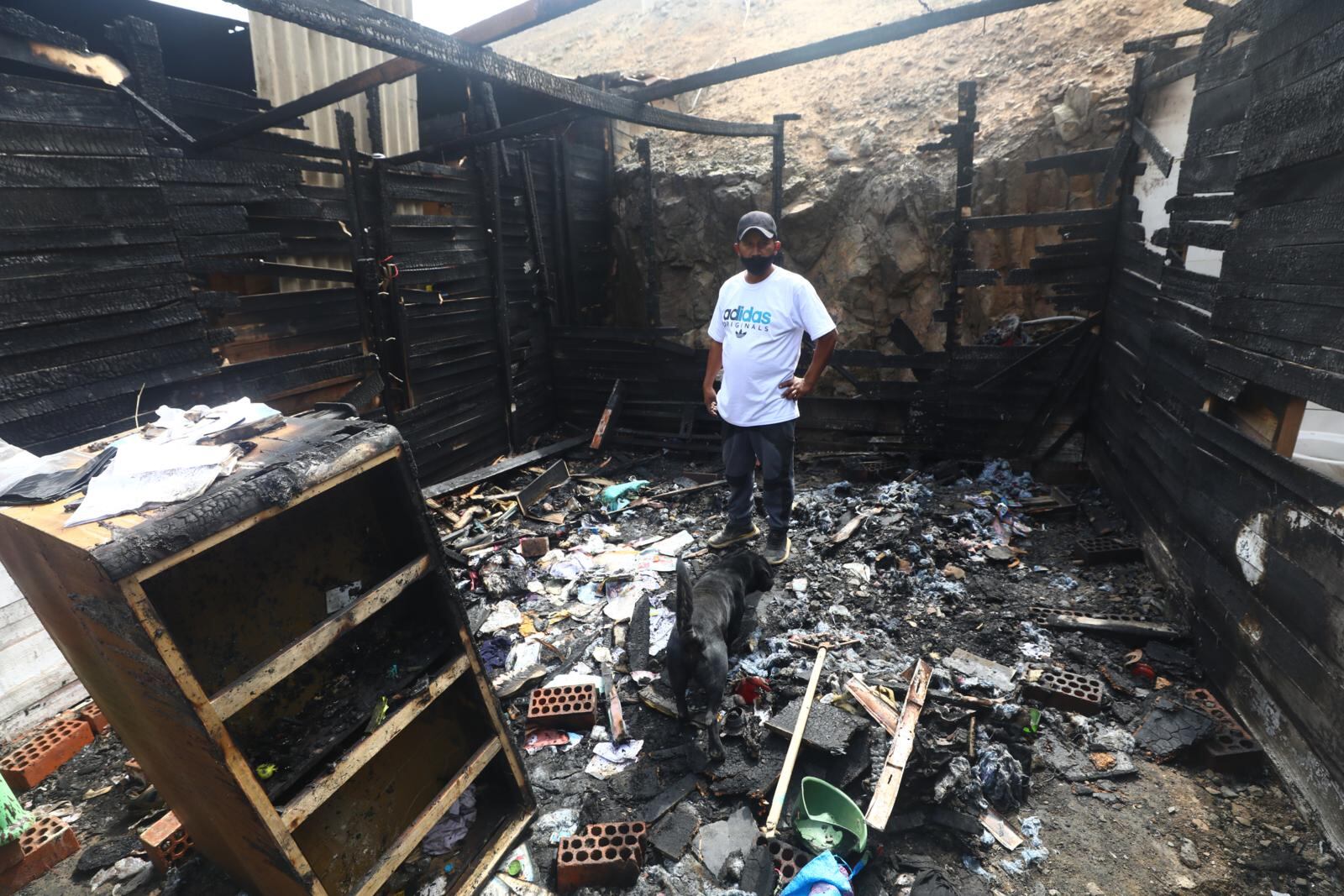 Familia lo perdió todo tras incendio provocado. | Foto: Gonzalo Córdova