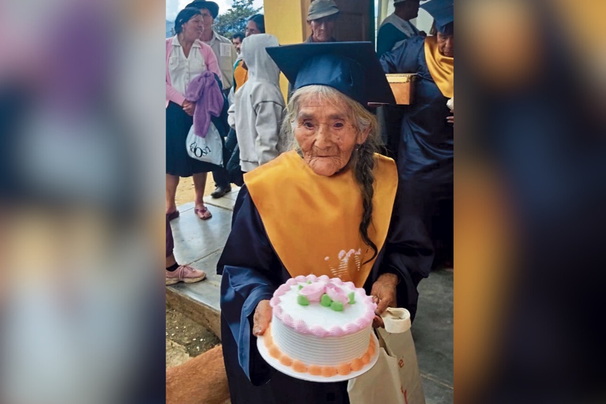 Abuelita se graduó de la primaria en Huánuco