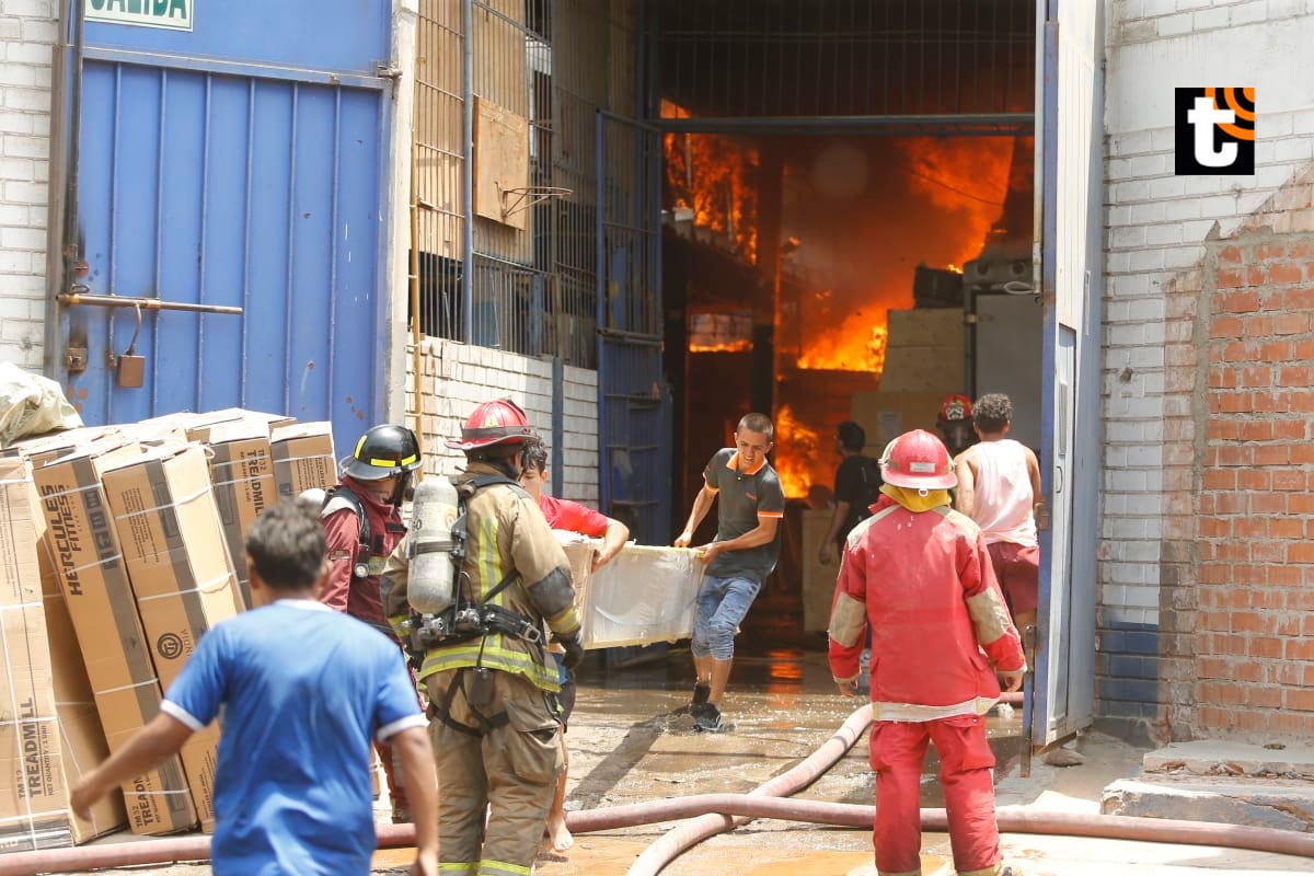 Fuerte incendio se desata en depósito de plásticos