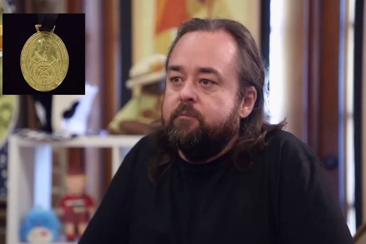 La UNI le entregó una medalla a Robert Oppenheimer, la misma que terminó en el Precio de la Historia. (Captura YouTube)