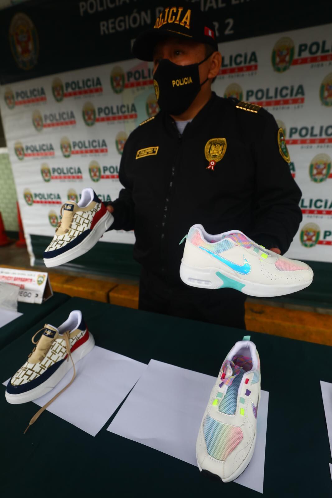 Zapatillas 'bamba' fueron incautadas por la Policía, al igual que los insumos que se utilizaban para la elaboración. Colombiano fue llevado a la Fiscalía. | Foto: Gonzalo Córdova