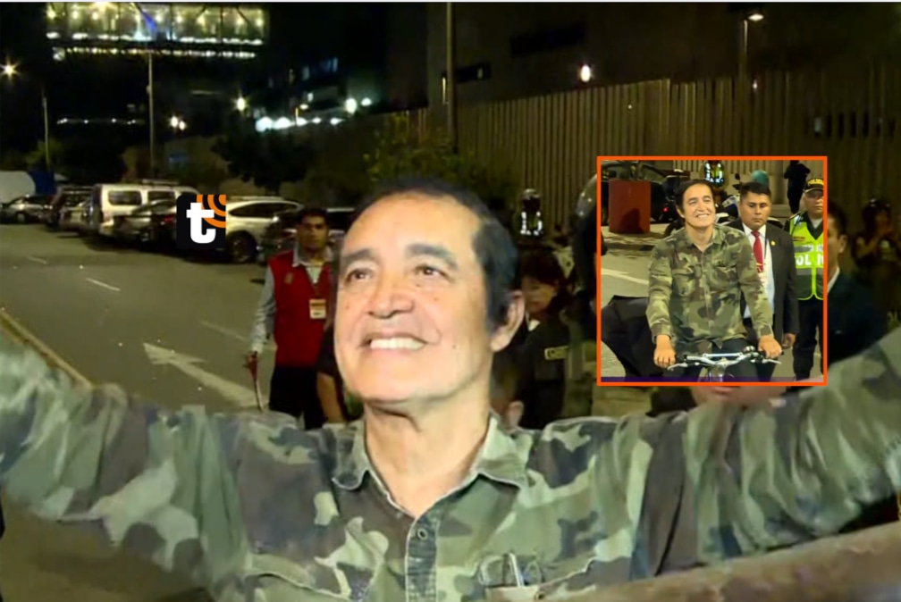 Álex Gonzales, candidato del Partido Demócrata Verde, usó su bicicleta para llegar al debate presidencial.