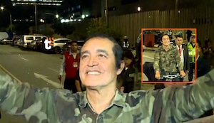 Candidato Álex Gonzales llegó manejando bicicleta al debate presidencial