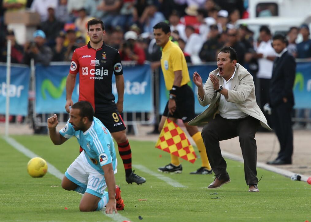 Juan Reynoso dirigiendo la final del torneo local en 2015. Fue campeón con Melgar. (Foto: Fernando Sangama / GEC)