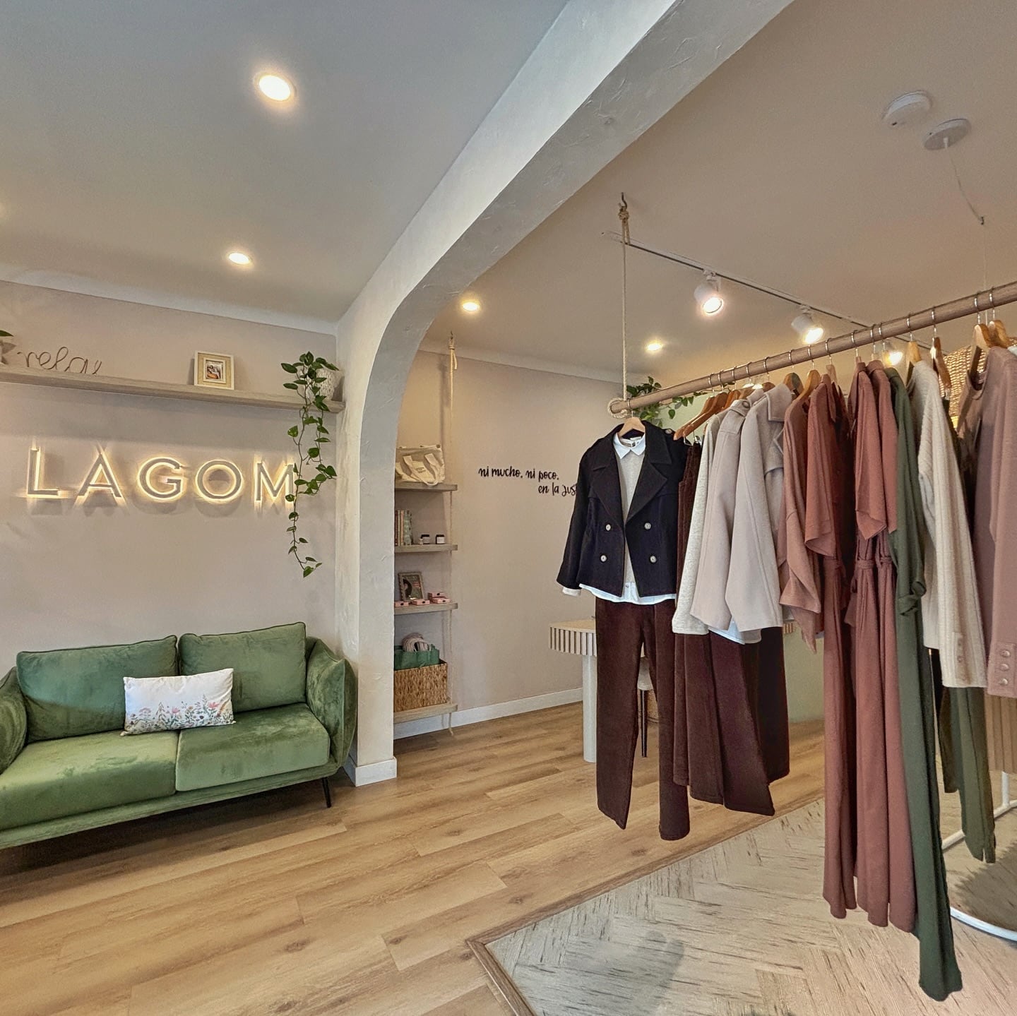 La marca tiene prendas que van desde vestidos, hasta chaquetas, pantalones y otros.