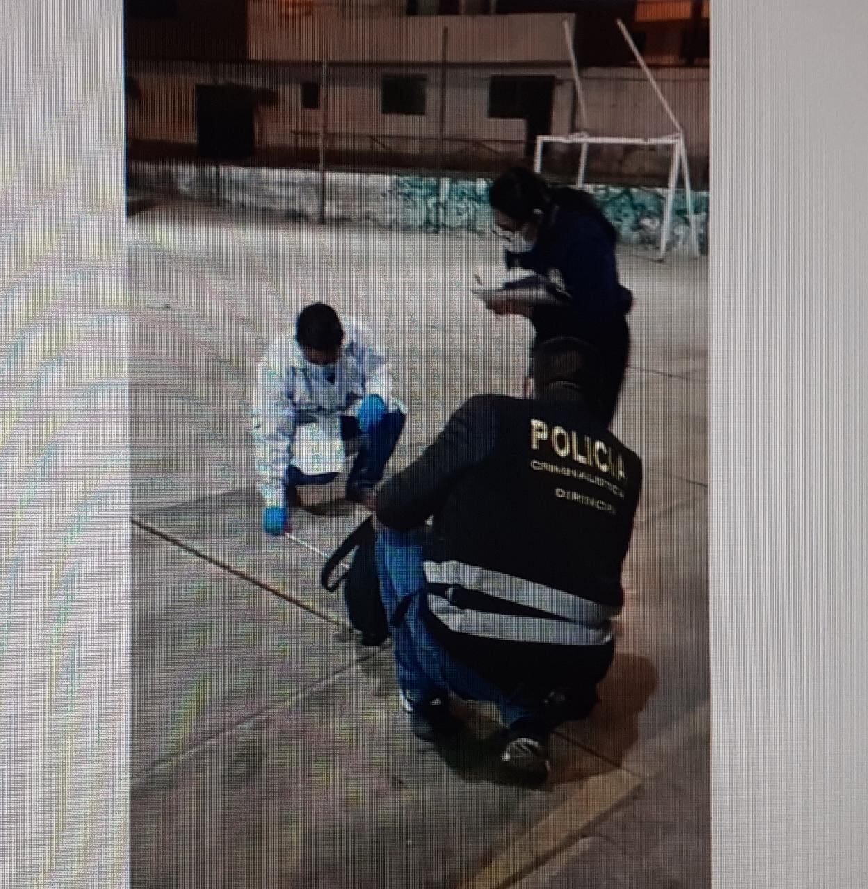 Una niña de cinco años resultó herida de una bala perdida en el pie izquierdo durante una persecución y balacera en la que unos policías correteaban a un feroz delincuente.