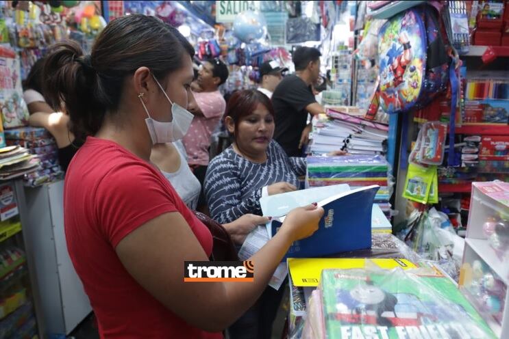 Sigue la búsqueda de diversos artículos de la lista de útiles escolares. Precios sorprenden a muchos y complican el presupuesto. (Entrevista: Isabel Medina / Foto: GEC - Trome).