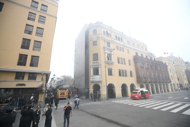 Se registró un amago de incendio al costado de la catedral de Lima. Esto provocó una gran humareda en la plaza de armas de Lima. Fotos : jorge.cerdan/@photo.gec