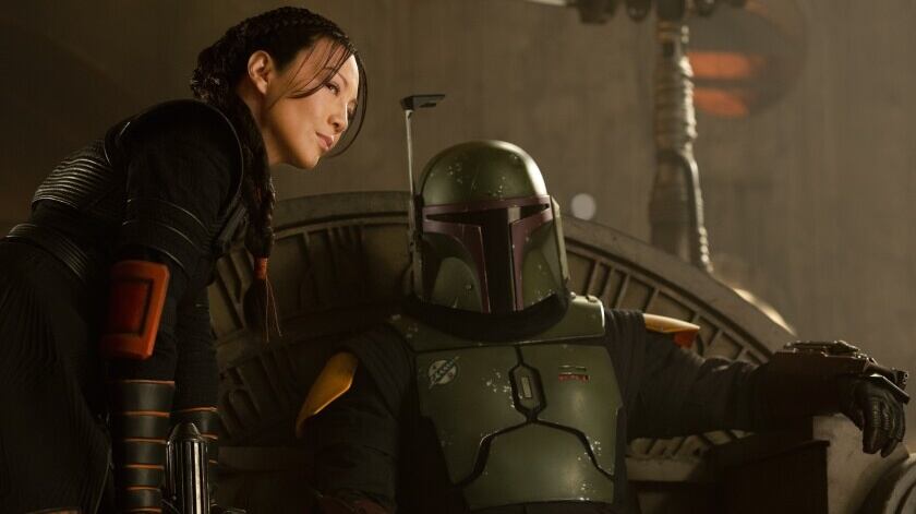 Fennec Shand (Ming-Na Wen) y Boba Fett (Temuera Morrison) en el trono de Tatooine en "The Book of BobaFett". Foto: Disney+/ Star Wars.