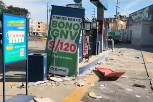 Cajeros automáticos quedaron arruinados por explosión en Ica. (TV Perú)