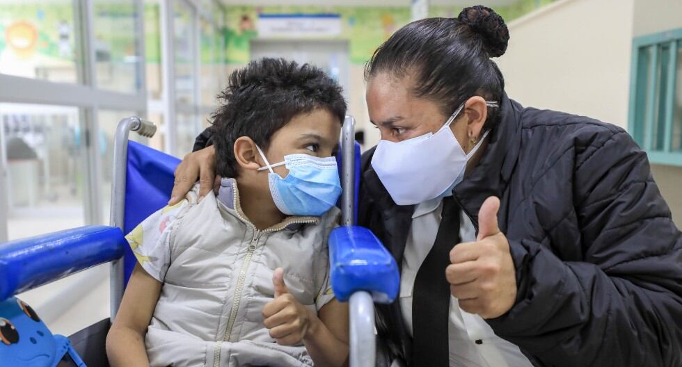 Padre dona parte de su hígado y salva a su niño con exitoso trasplante realizado en el Hospital Rebagliati. (EsSalud)