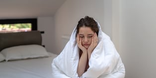 Roncar también disminuye la calidad de tu descanso. En esos casos, intenta dormir de lado en lugar de boca arriba y mantén un peso saludable. Foto: Istock