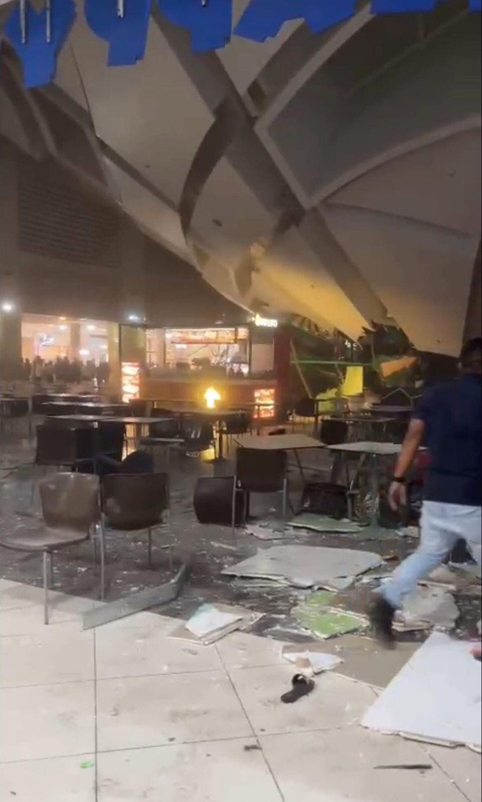 Techo de centro comercial en Trujillo se desploma