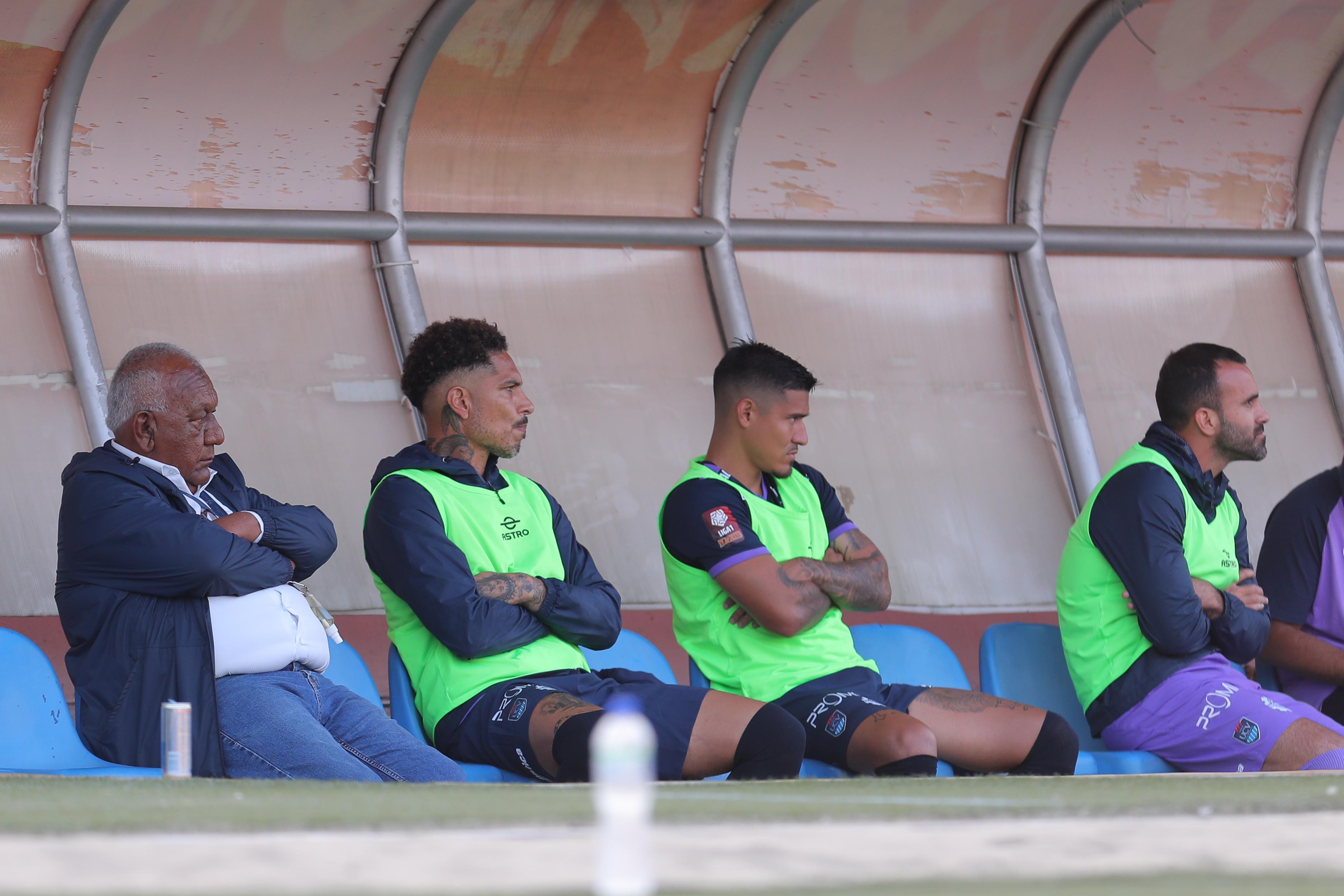 Paolo Guerrero mira, pero se niega a jugar. (Foto: Joel Alonzo/@photo.gec)