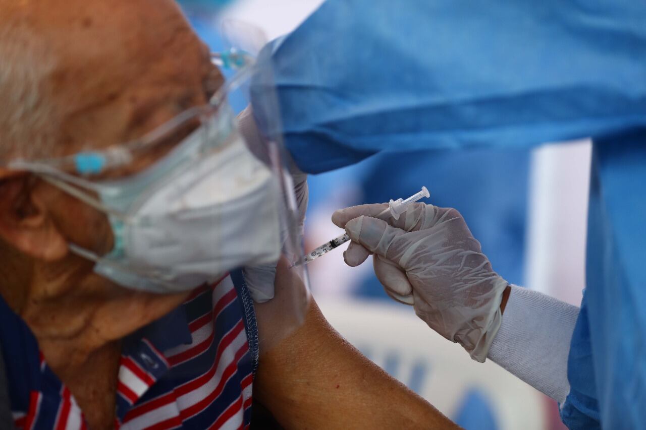 Los peruanos tienen la opción de afiliarse al SIS para ser registrado en un padrón de vacunación a través de la aplicación móvil “Asegúrate e Infórmate” (Foto: Hugo Curotto/GEC)