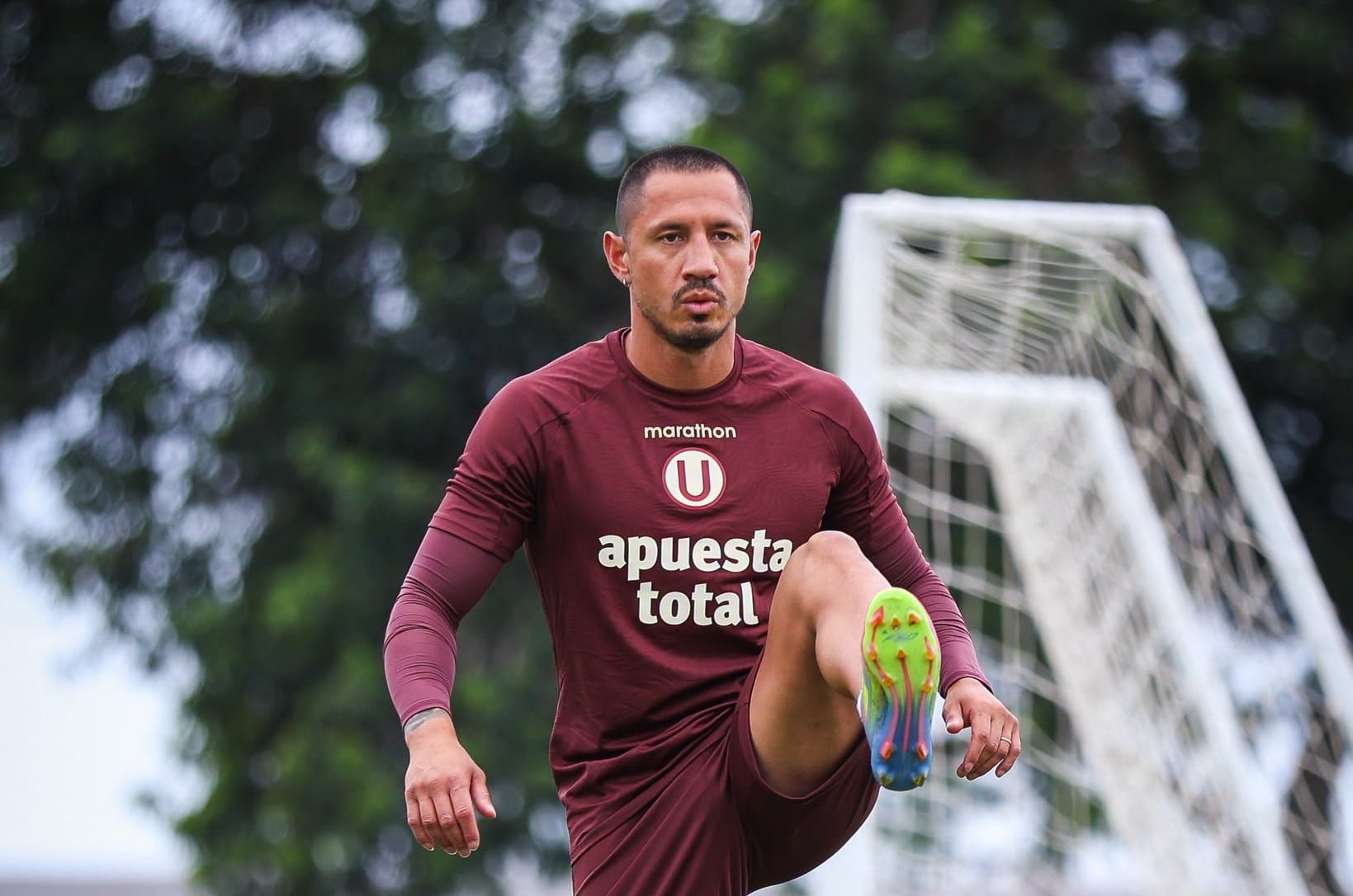 Gianluca Lapadula con la indumentaria de las prácticas de Universitario. (Universitario)