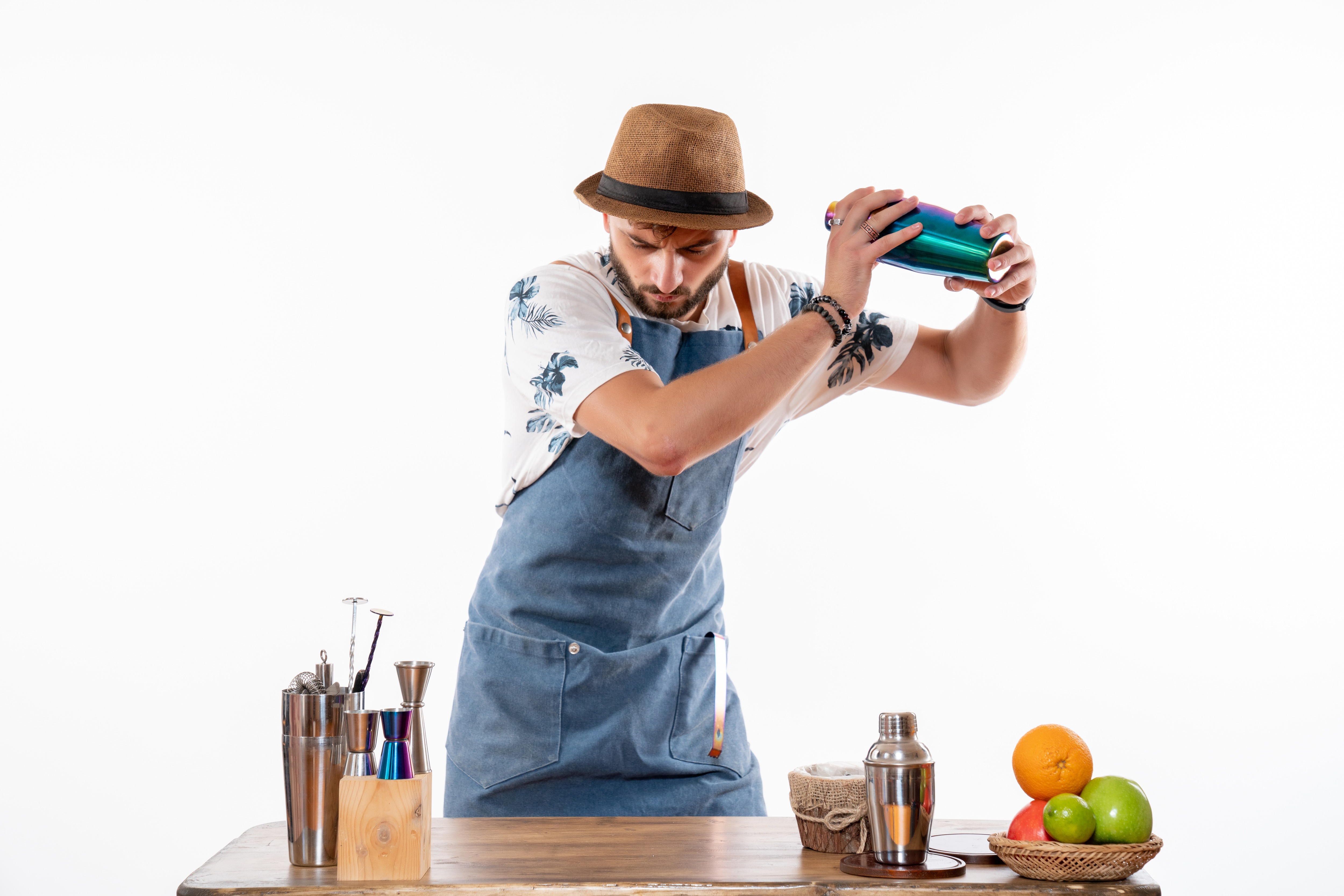 Esta es una buena ocasión para demostrar tu afición por la coctelería y sorprender a tus amigos o familiares. Foto: Freepik.