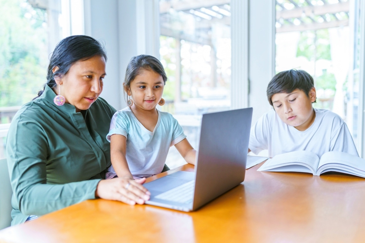 No se trata de 'prohibir' el uso de aparatos tecnológicos, sino de ser testigos y monitorear de lo que ven los chicos en Internet. Foto: Istock.