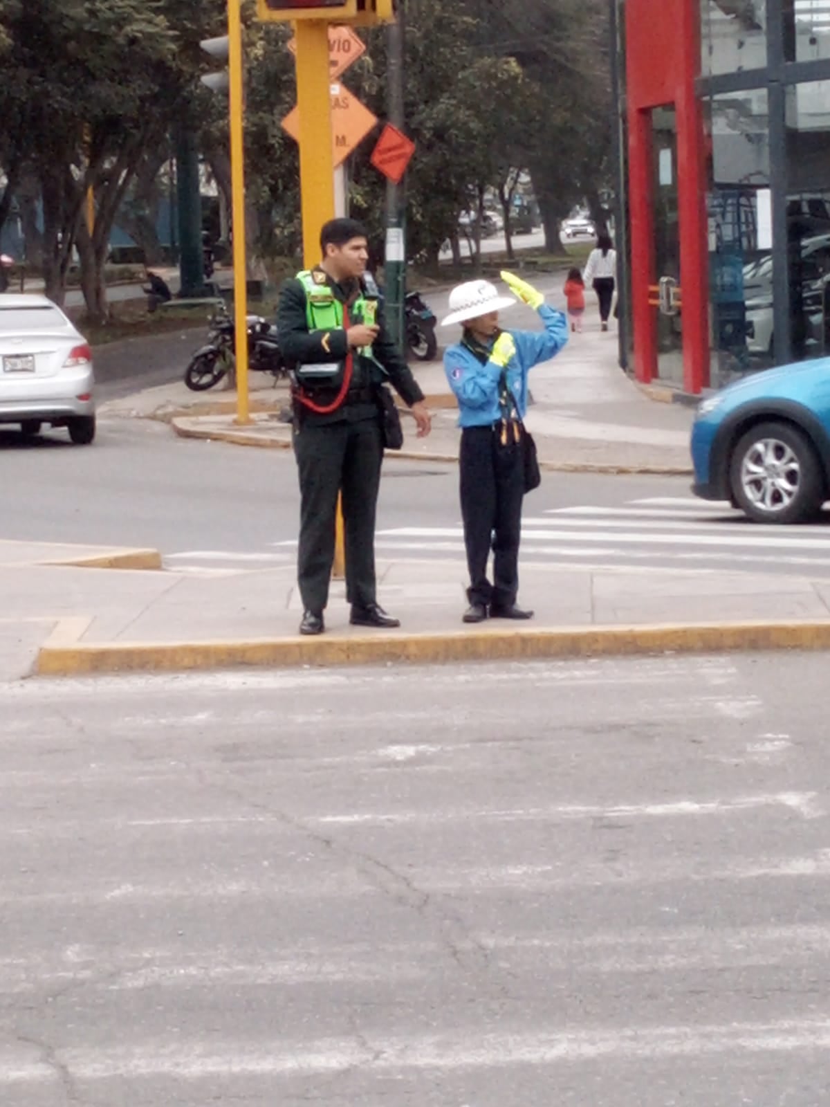 Policías aleccionaron a los pequeños scouts para que todo salga bien.