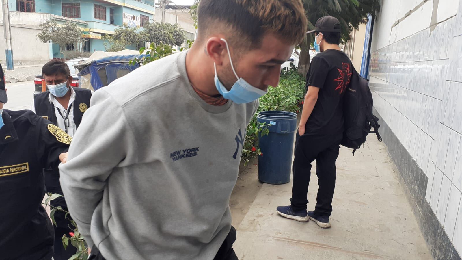 A pesar de sus graves heridas de bala, los policías Miguel Segundo Huaraya y José Gonzales Alarcón, ambos de la comisaría de José Gálvez, atraparon al asaltante venezolano Víctor Alejandro Hernández Vitriago (23). (foto: Mónica Rochabrum)