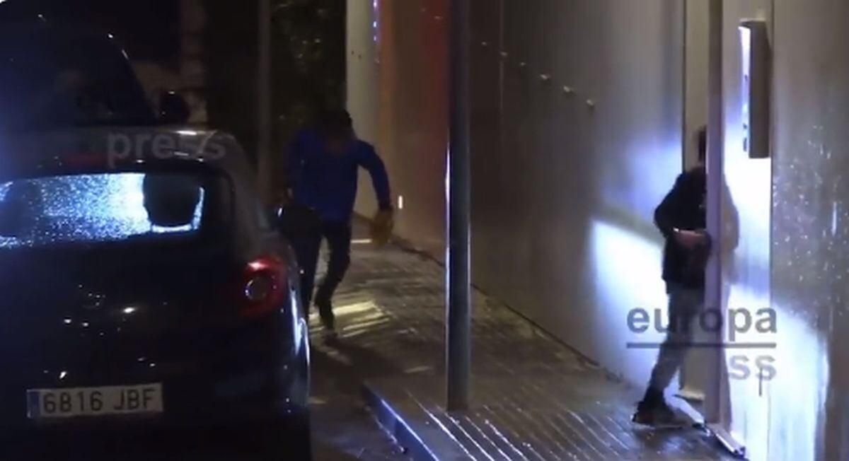 Los hijos de Shakira ingresando a su casa (Foto: Europa Press)