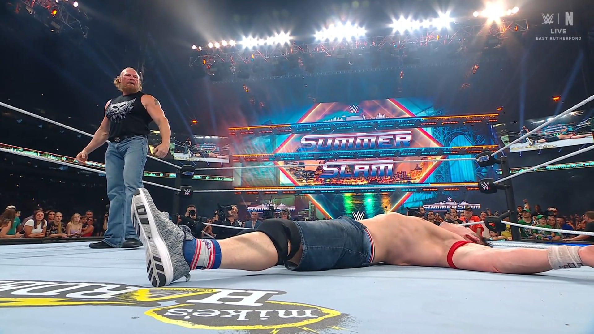 John Cena fue puesto fuera de combate por Brock Lesnar. (Captura WWE/ Netflix)