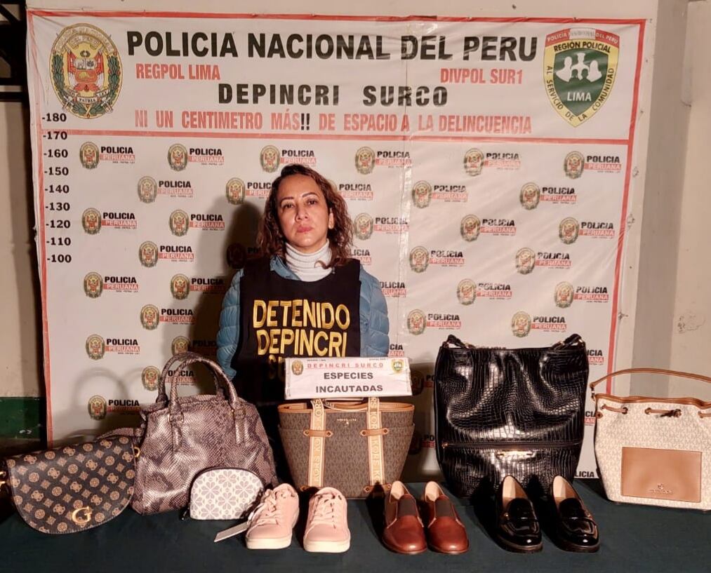 Detectives de Depincri Surco atraparon a 'La Tía Fashion' y 'Chamito', con productos robados. (foto: Mónica Rochabrum/trome)