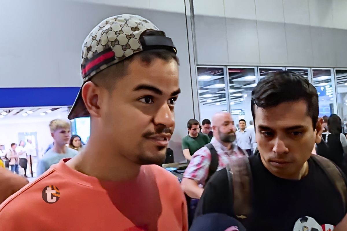 Miguel Silveira fue abordado por la prensa peruana tras su llegada a Lima (Foto: @JaxLatinMedia)