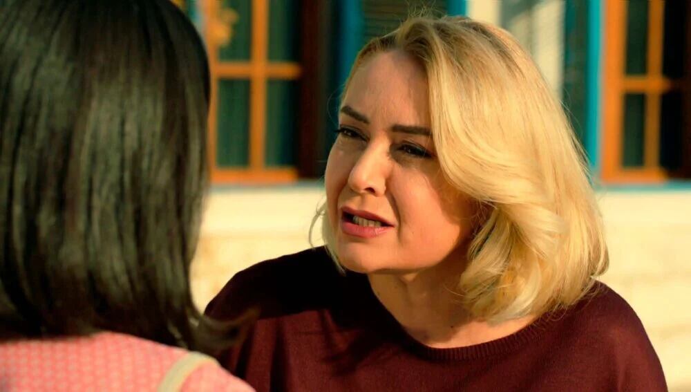Betül le cuenta a Sermin la verdad sobre Hakan Gümüşoğlu en "Tierra amarga" (Foto: Tims & B Productions)