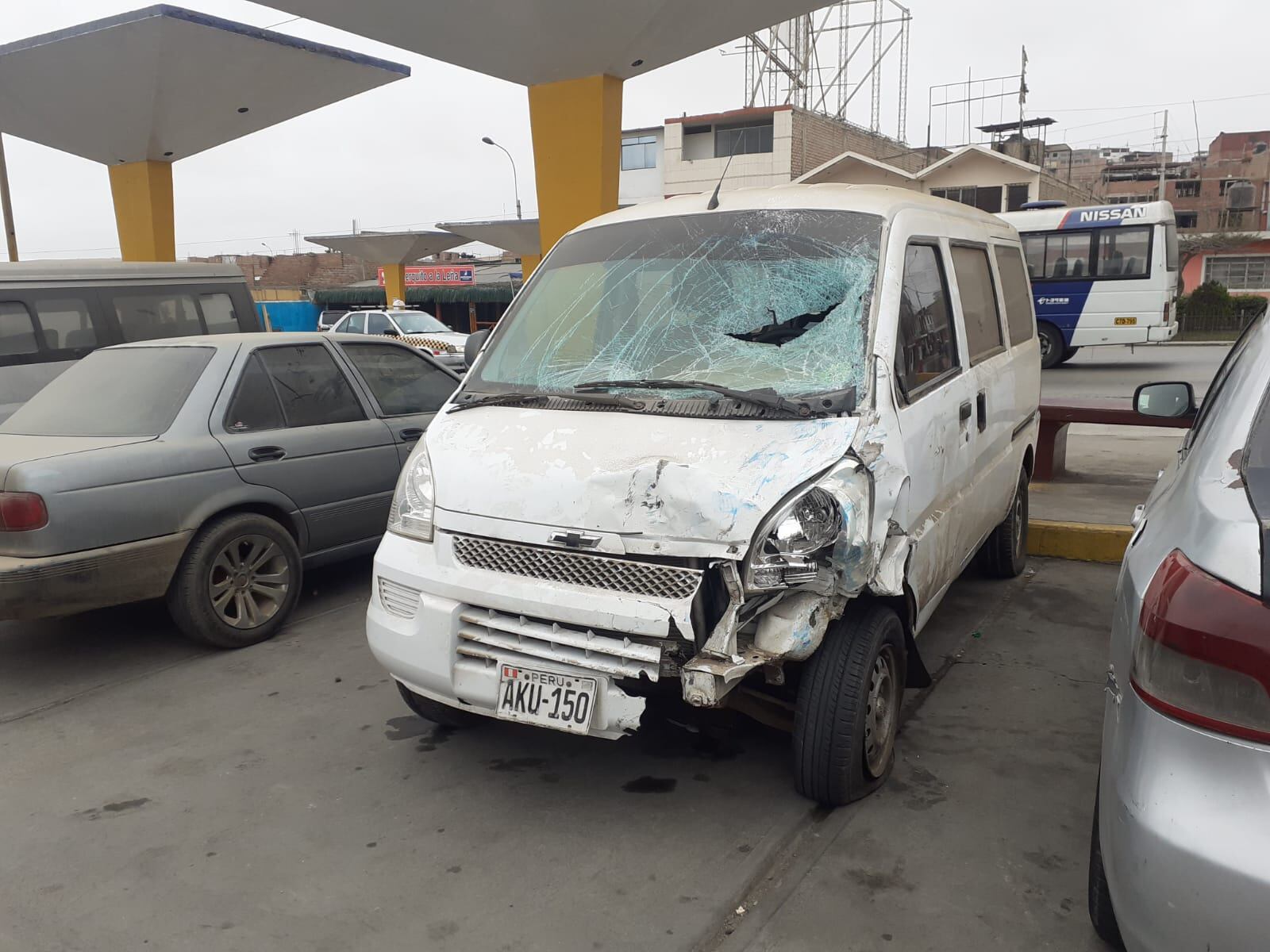 Juan Carlos Germán Chumpitaz (31) y su hijita de cinco años, murieron aplastados cuando una minivan blanca embistió en mototaxi donde se desplazaban, en Lurín. (foto: Mónica Rochabrum/Trome)