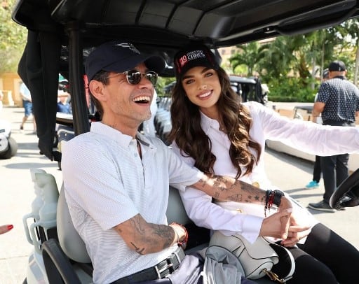 Nadia Ferreira manejando el auto de golf junto al cantante Marc Anthony (Foto: Nadia Ferreira/Instagram)
