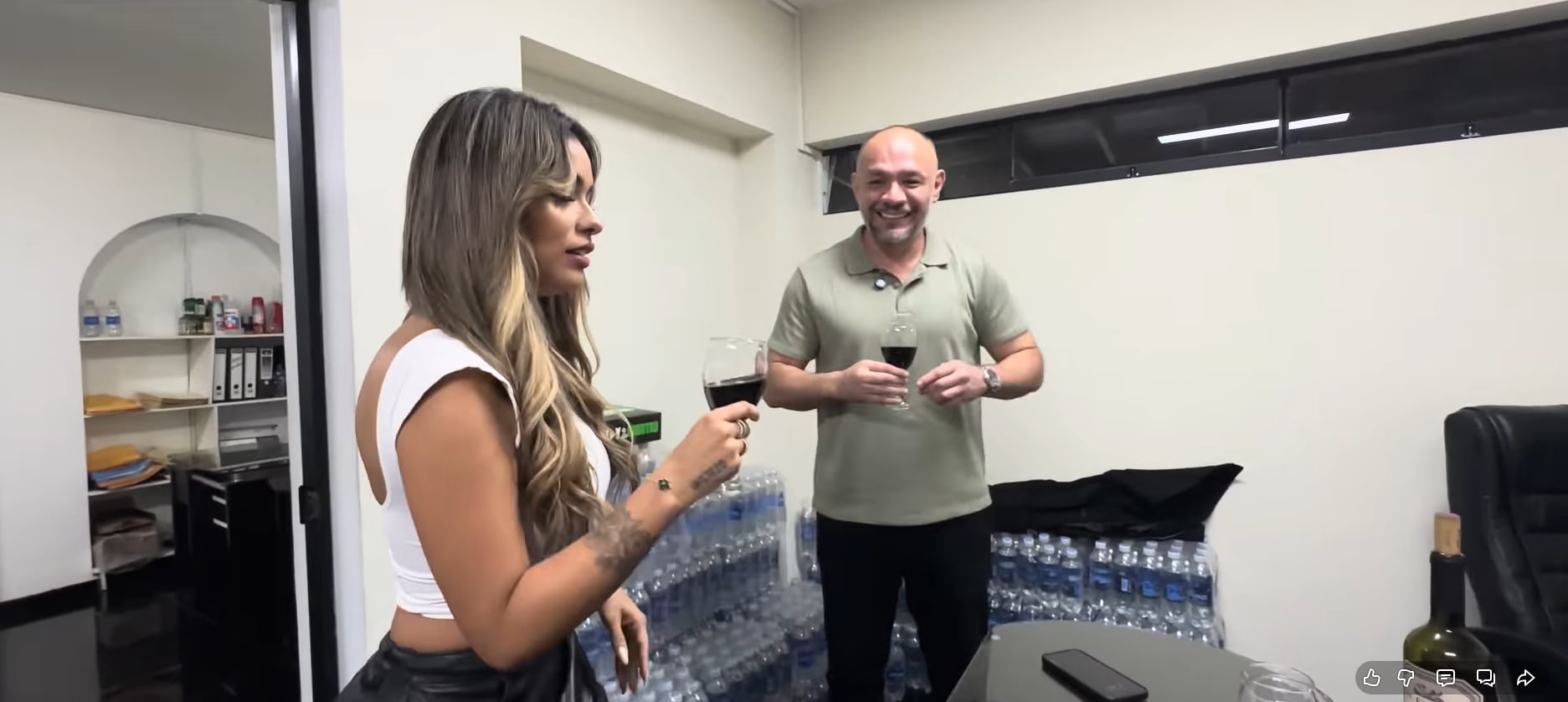 Jackson Mora y la 'Chica Realidad' tuvieron una coqueta entrevista. (YouTube: Shirley Arica)