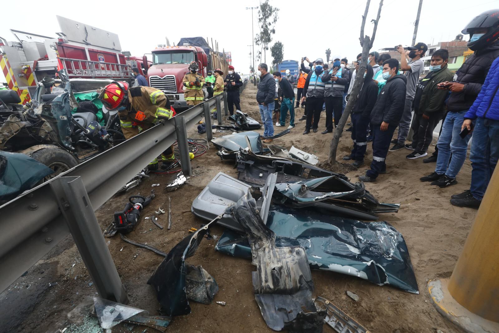 Parte de la carrocería como puerta y techo fueron cortadas por los bomberos. | Foto: Gonzalo Córdova