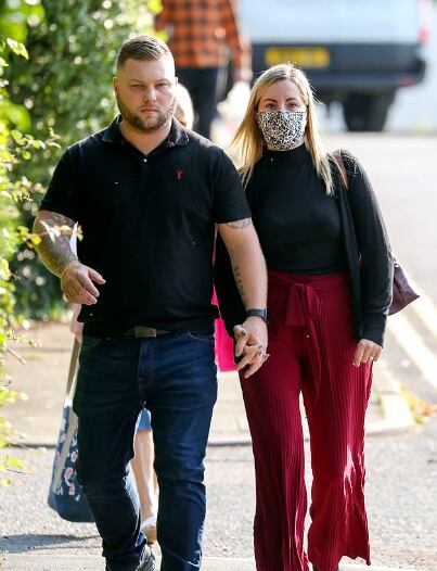 Aquí aparecen Kandice junto a su esposo, Daniel Barber, quien le expresó todo su apoyo durante la lectura de sentencia. (Foto: Daily Mail)
