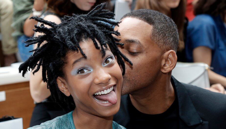 Willow siendo besada por su padre Will Smith (Foto: AFP)
