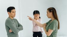 Madres que alejan a sus hijos del padre: qué hay detrás de esta decisión