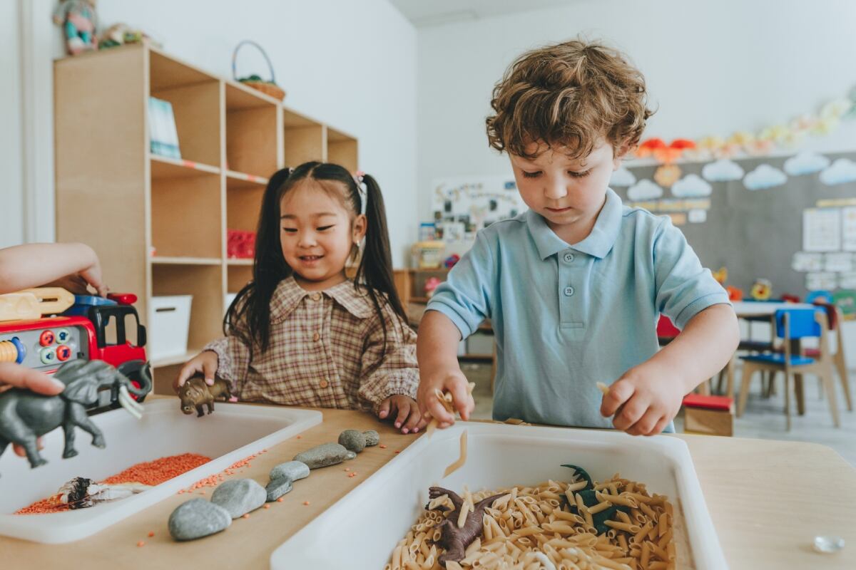 A través del tacto, la vista, el oído, el olfato y el gusto, los niños construyen conocimientos. Por eso, el juego sensorial es una herramienta clave para su desarrollo. Foto: Istock.