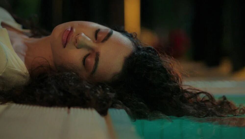 Asiye sufre una grave caída (Foto: NG Medya)