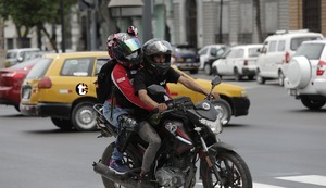 Este jueves inicia prohibición de dos personas en una moto: “No vamos a detener a una madre que lleve a su hijo al colegio”