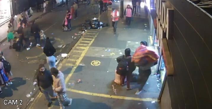 Rateros, se hicieron pasar como clientes, para ingresar a galería y robar costales de ropa. (fotos: Mónica Rochabrum/trome)