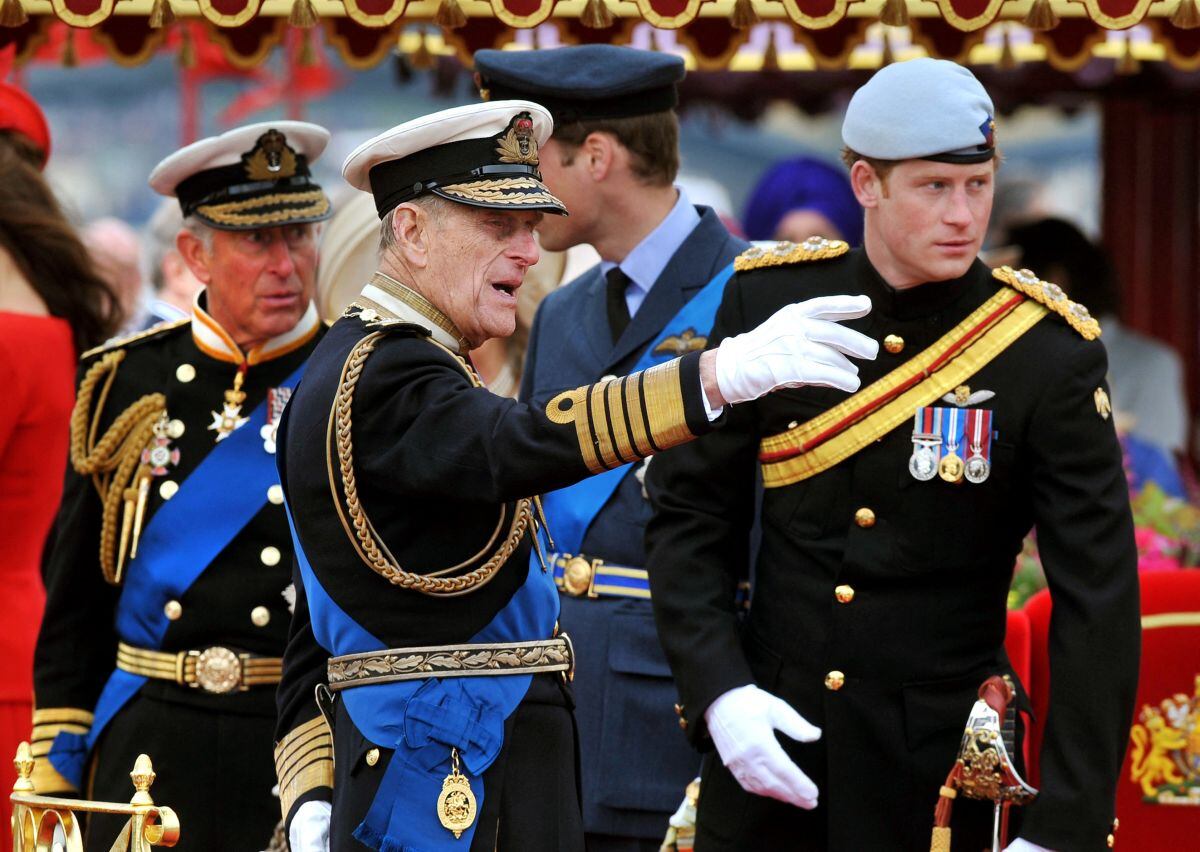 Con su uniforme militar de gala, sin abrigo, el duque se mantuvo en pie durante todo el desfile en el Támesis en Londres. (Foto: AFP)