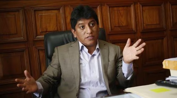 El defensor del pueblo, Josué Gutiérrez, involucrado en el escándado de supuestas negociaciones políticas para su elección en el Congreso, anunció que mañana a las 8:15 de la mañana dará una conferencia de prensa para responder a esta denuncia.